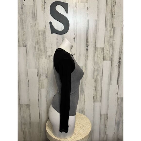 Long sleeve gray top - Picture 2 of 6